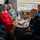Kronprinsesse Mette-Marit snakker med forfatterne Herbjørg Wassmo, Lotta Elstad og Lars Saabye Christensen i Litteraturtoget på vei til Frankfurt. Foto: Heiko Junge / NTB scanpix